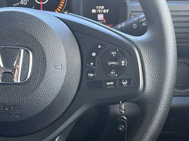 アダプティブクルーズコントロールがついています。設定した速度内で先行車との車間距離を自動で調整し、追従走行を支援する機能です。高速道路などでアクセル・ブレーキ操作の負担を軽減してくれます。