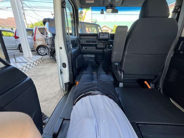 N-VANは助手席と後席を倒してフルフラットにすると、最大で約2.6mの荷室長を確保できます。183cmの店長も余裕で車中泊できますね。