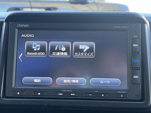 カーナビのBluetooth機能があれば、スマホとワイヤレス接続して、音楽を高音質で楽しめます。また、ハンズフリー通話も可能になり、運転中の安全性が向上します。