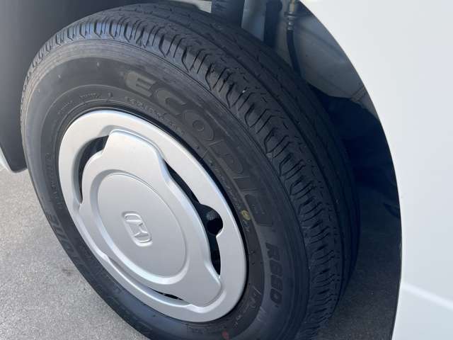 タイヤの溝はまだしっかり残っていますが、少しひび割れが始まっています。ご予算に余裕がございましたらタイヤ交換も一緒にいかがでしょうか。