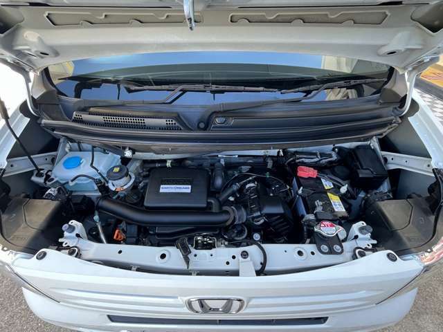 エンジンルームがキレイな中古車は、前オーナーによる丁寧なメンテナンスの証です。オイル漏れや不具合の兆候が見つけやすく、トラブルのリスクが低い傾向にあります。購入後の安心感に繋がる大切なポイントです。
