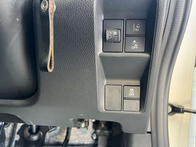 車検逸脱防止装置がついていますね。意図しない車線逸脱を警告したり、ステアリング操作をアシストすることで、事故のリスクを低減してくれる装置です。時代は進化していますね。