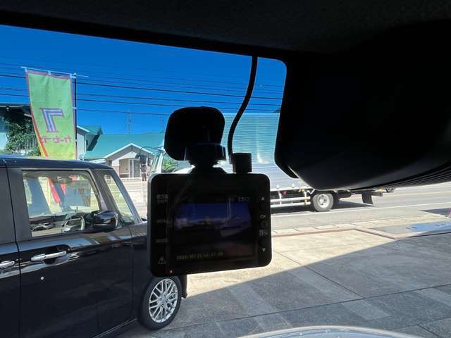 中古車にドライブレコーダーが付いているのは、まさにラッキーですね！万が一の事故の際も状況をしっかり記録してくれるので安心感が違います。余計な出費も抑えられて、すぐにでも快適なドライブを楽しめますね！