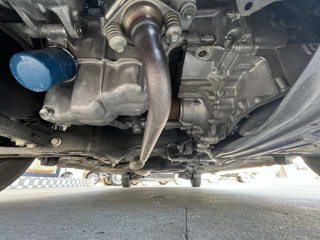 下回りのサビが少ない中古車は、塩害や悪路走行が少なく、車両の骨格部分が健全である証拠ですね。将来のメンテナンスコストを抑え、安心して長く乗れるメリットがあります。