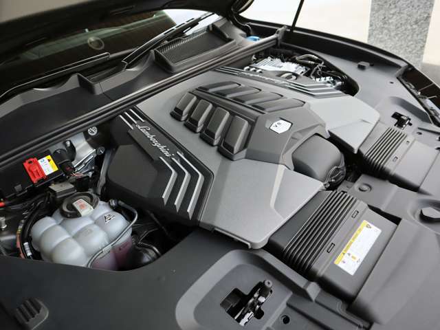 ◆4.0L V型8気筒DOHCエンジン+ツインターボ ◆666ps/6,000rpm:86.7kg/4,500rpm(カタログ値)