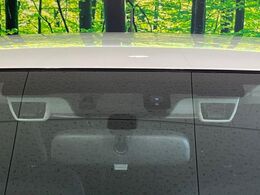 【アイサイトVer2】前方の車両等を検知し、衝突しそうな時は警報で注意を促し、ブレーキを踏む力をサポート。ブレーキを踏めなかった場合は衝突被害軽減ブレーキが作動、衝突回避をサポートします。