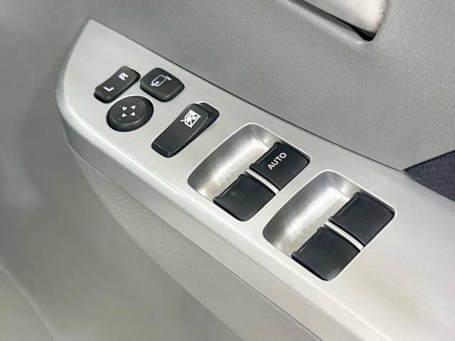 【電動格納ミラー】サイドミラーは電動格納式となっており、狭い駐車場でもキズがつくリスクを抑えられます。