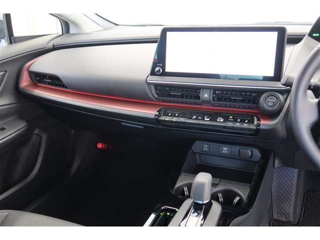 【まるまるクリーニング】内装工程では、中古車を気持ちよくお乗りいただけるよう清掃しております。シートの洗浄はもちろん、ニオイの元となるフロアカーペットまで洗浄・消臭を実施。