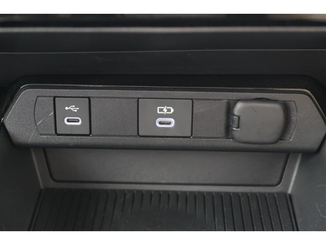 【アクセサリーソケット】12Vのカー用品等の電源供給が可能です。
