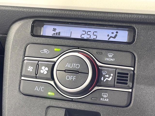 【オートエアコン】一度お好みの温度に設定すれば、車内の温度を検知し風量や温度を自動で調整。暑い…寒い…と何度もスイッチ操作をする必要はありません。快適な車内空間には必須の機能ですね♪