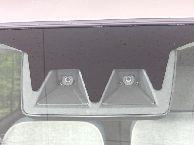 【スマートアシスト】走行中に前方の車両等を認識し、衝突しそうな時は警報とブレーキで衝突回避と被害軽減をアシスト。より安全にドライブをお楽しみいただけます。
