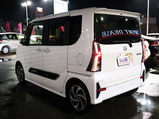 お車選びをお楽しみ頂けるよう、在庫車の展示スペースを十分に確保しております。