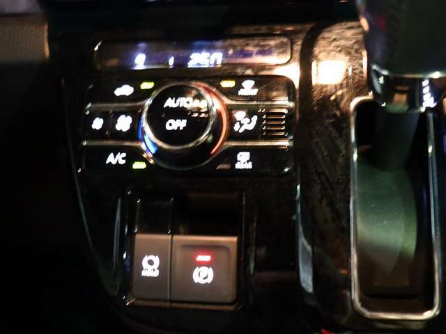 お客様のニーズを想像しながら、『見て』『触って』『体感』が出来るように仕入れ活動を行っております。