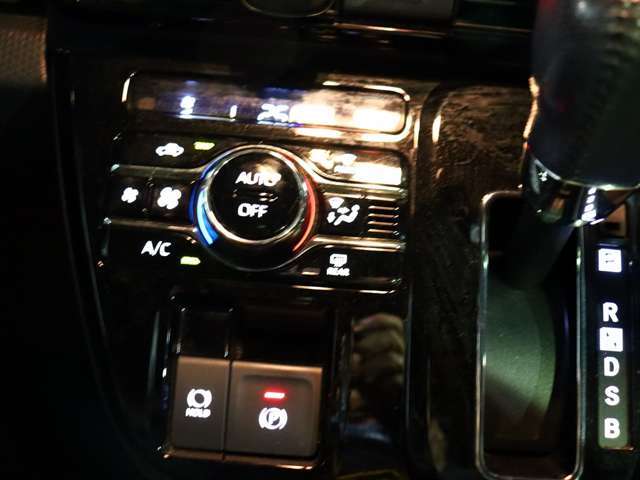 『1台』のお車に対して、3名体制で日々議論を重ね仕入れを行っております。