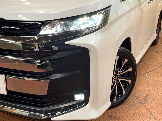 【LEDヘッドライト】悪天候や夜間走行時も良好な視界を確保し安心して運転できる高輝度LEDヘッドライトを装備！点灯速度が早く、消費電力も抑えられています。