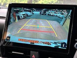 【バックカメラ】駐車時に後方がリアルタイム映像で確認できます。大型商業施設や立体駐車場での駐車時や、夜間のバック時に大活躍！運転スキルに関わらず、今や必須となった装備のひとつです！