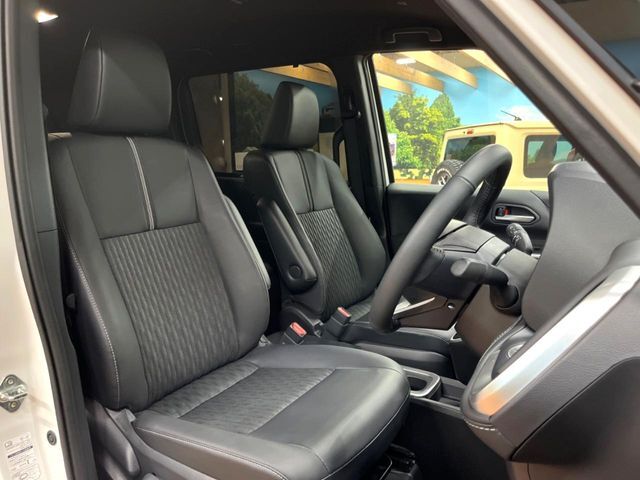 運転席シート廻りは使用感も少なく、良好な状態となっています。丁寧に使われていたことがよくわかりますね。