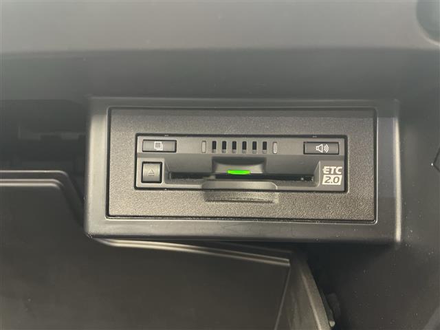 【ETC2.0（DSRC/ITSスポット）】ETCカードを挿入すれば料金所はノンストップで通過できます。ETC限定の割引や、高速道路の情報提供サービスを利用できます。