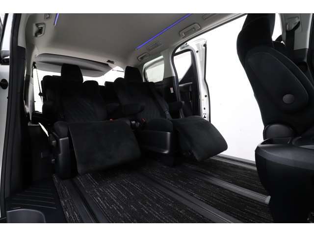 【リラックスキャプテンシート】超ロングスライド/横スライド/オットマン/角度調整式アームレストが装備♪超ロングスライドは感動するくらい足元広々★大切な方を2列目に乗せて快適な移動空間を確保出来ます！！