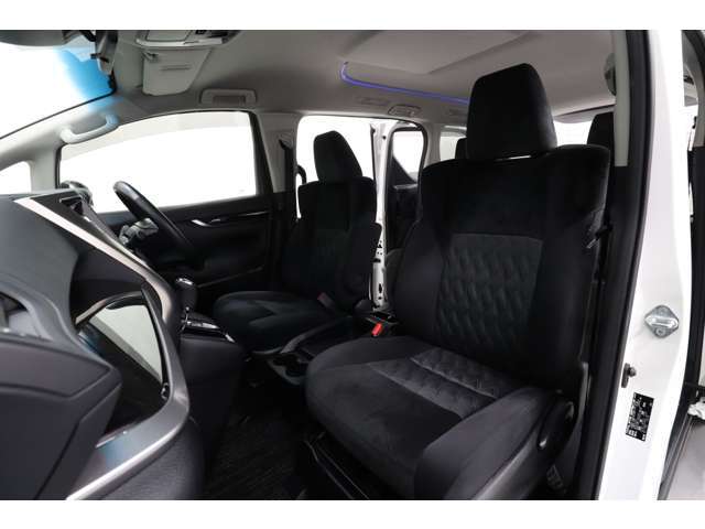 店内併設のキッズルームには絵本やブロック、塗り絵にままごとキッチン、YouTube等でアニメや映画等見られるTVも完備していますよ♪お子様連れでも、安心してお車をお選びいただけます。