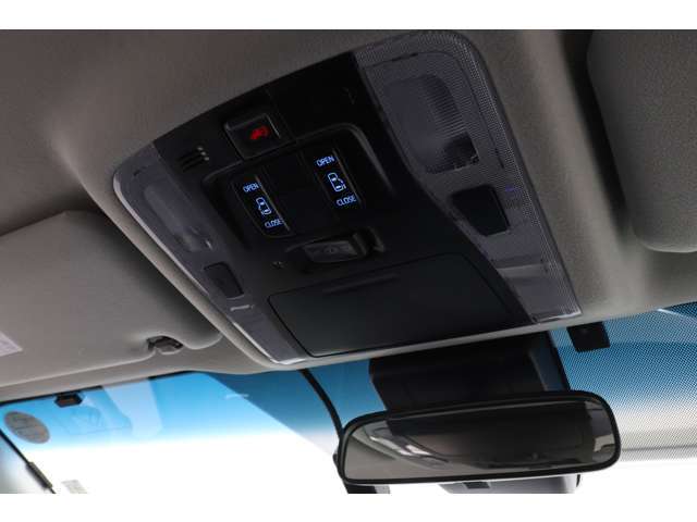 【両側電動パワースライドドア】ワンタッチで簡単に開閉できるスイッチを採用♪スマートキーを携帯しているだけでワンタッチでドアの開閉も可能です★荷物を抱えている時など非常に便利です！！