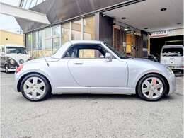 オープンカーでは、景色を見られる範囲が広いです。前後左右だけではなく、上を見上げても景色が見えます。ダイナミックな景色を味わいたい人にもオープンカーはおすすめです。