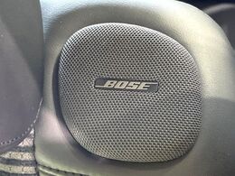 【BOSEサウンドシステム】メーカーオプションの高品位サウンドシステムを搭載。専用のチューニングが施された大小様々なスピーカーから良質なサウンドが奏でられ、臨場感あふれる音響空間を演出します。