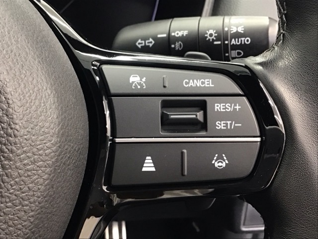 アクセルから足を離しても設定したスピードを保ち走行し、高速道路での疲労軽減に役立つクルーズコントロール付きです！