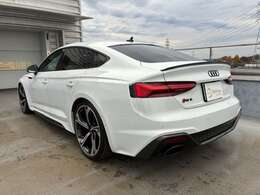 テールランプにもLEDを採用！美しいデザインとともに、後方からの視認性も良好です。