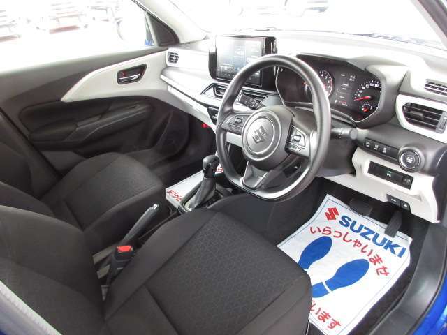 運転席より室内☆無料保証付き販売車です！ ☆全国どこへでも！ 陸送可能(有料)ですので、県外の方も是非ご相談ください！