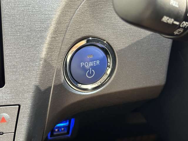 スマートキーです。プッシュボタンでエンジンをかけるタイプです。