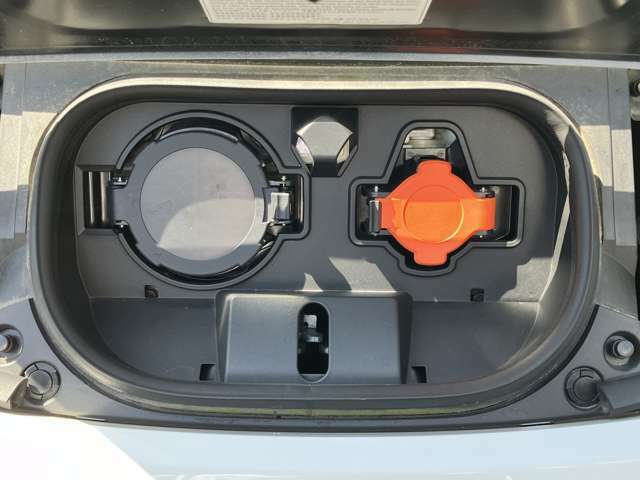 充電ポート(急速充電、普通充電)ご自宅では普通充電、ドライブの途中に休憩をかねて急速充電と、シーンに合わせた充電でEVライフはもっと快適になります！