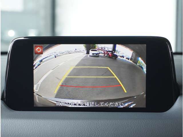 【バックカメラ】駐車が苦手な方でも安心してお乗りいただけます。リバース連動で画面が切り替わるのでとっても便利です。今や後方確認の必須アイテムですよね。