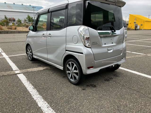 イエストは、車両販売、カーショップ、板金工場、大型整備工場、セルフスタンドと広大な敷地に隣接しております。小さなものから大きなものまで幅広く対応いたします！