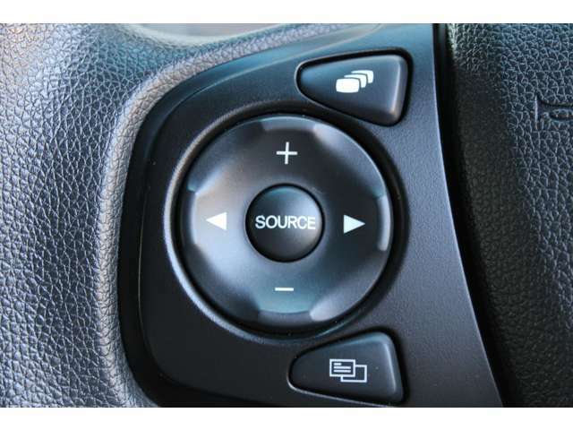 ハンドル左部分でオーディオ操作が可能。そのため、運転中でも目線をずらさずに安全運転♪また、メーターの表示切替もダイヤル式でお好みに合わせられます。