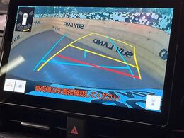 【バックカメラ】駐車時に後方がリアルタイム映像で確認できます。大型商業施設や立体駐車場での駐車時や、夜間のバック時に大活躍！運転スキルに関わらず、今や必須となった装備のひとつです！