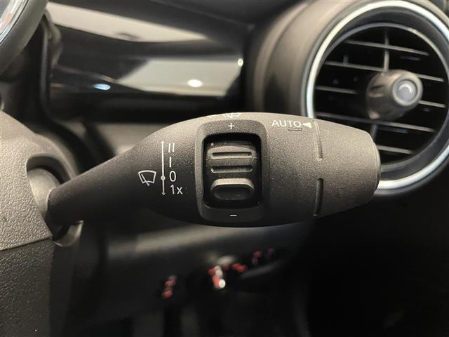 【運転席操作部】『運転席周辺の装備』の画像になります。快適なドライブを楽しむための機能が装備されています！運転席から触れるので使いやすいです！