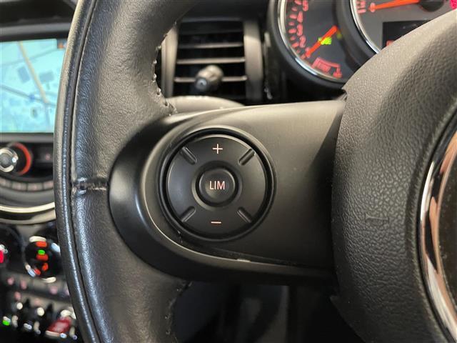 【運転席操作部】『運転席周辺の装備』の画像になります。快適なドライブを楽しむための機能が装備されています！運転席から触れるので使いやすいです！