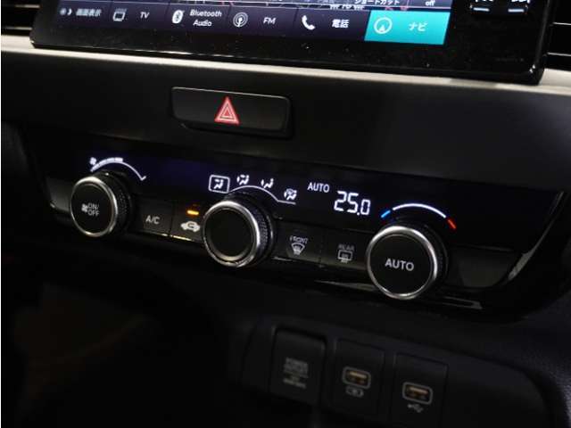 【オートエアコン】温度を設定すれば自動で快適な車内温度を保ちます。エアコン内部の高性能脱臭フィルターで車内のアレルゲンや花粉を除去。