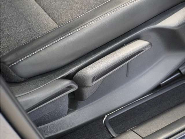 【ハイトアジャスター】レバーの上下操作だけで、座面を運転しやすい高さへ簡単に調節できます。