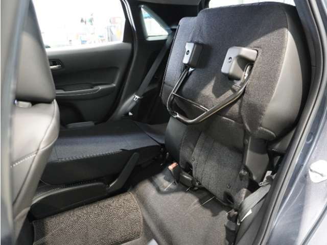 【チップアップ＆ダイブダウンシート】はね上げれば高さのある荷物、倒せば長い荷物も収まります。はね上げて、倒して変化するシートで使いやすさをアレンジ。