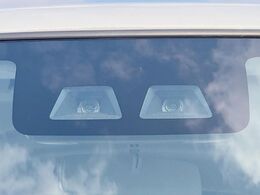 【誤発進抑制制御機能】駐車場でアクセルとブレーキを間違えてしまった際、ブレーキでサポート。うっかり事故の予防に役立ちます！