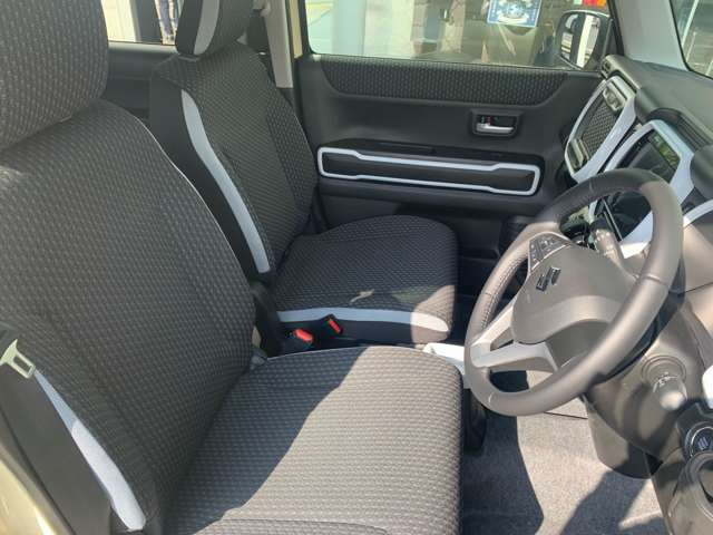 運転席・助手席の座面をしっかりと温めるシートヒーターを装備。
