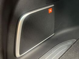 【JBLサウンドシステム】メーカーオプションの高品位サウンドシステムを搭載。専用のチューニングが施された大小様々なスピーカーから良質なサウンドが奏でられます。