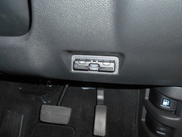 ETC装備車です、これさえあれば高速道路も楽々通行できます。お出掛けするのが好きな方には欠かせない装備です！