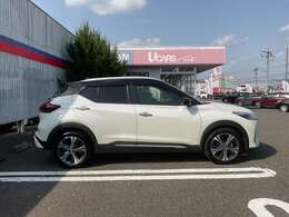 コンパクトなボディでどの年代の方にも乗りやすいお車になっております☆