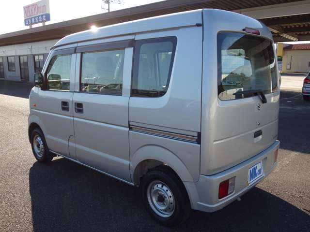 カーフィルム施工も承っております。お客様の愛車をドレスアップしてみませんか。お好みの濃さをお選びいただけます。詳細はスタッフまでお問い合わせください。