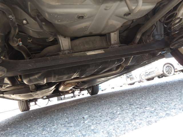 この辺りで乗られていた車両ですので足回り下回りとも目立つサビや腐食はございません。