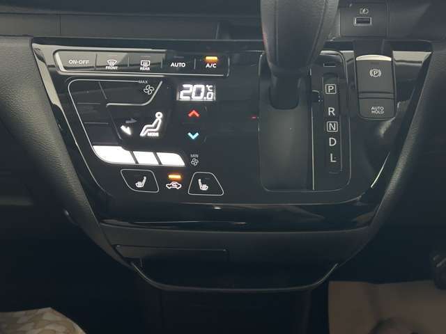 「オートエアコン」車内の温度を感知して、自動で温度調整をしてくれます