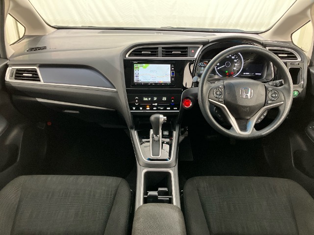 いつでも気持ちよく運転できて、使い勝手のいい収納や体をケアするシート、、細部にまでこだわったインテリア♪
